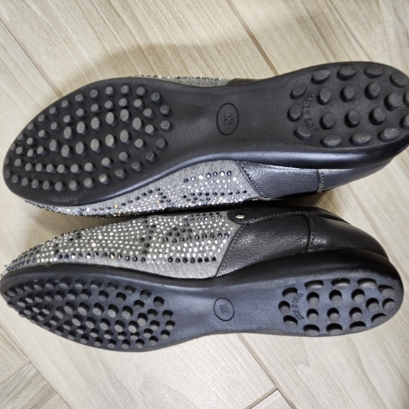 Womens Gray & black Doobu flats light weight slip ons Jeweled w crystals sz 8 - Picture 3 of 5